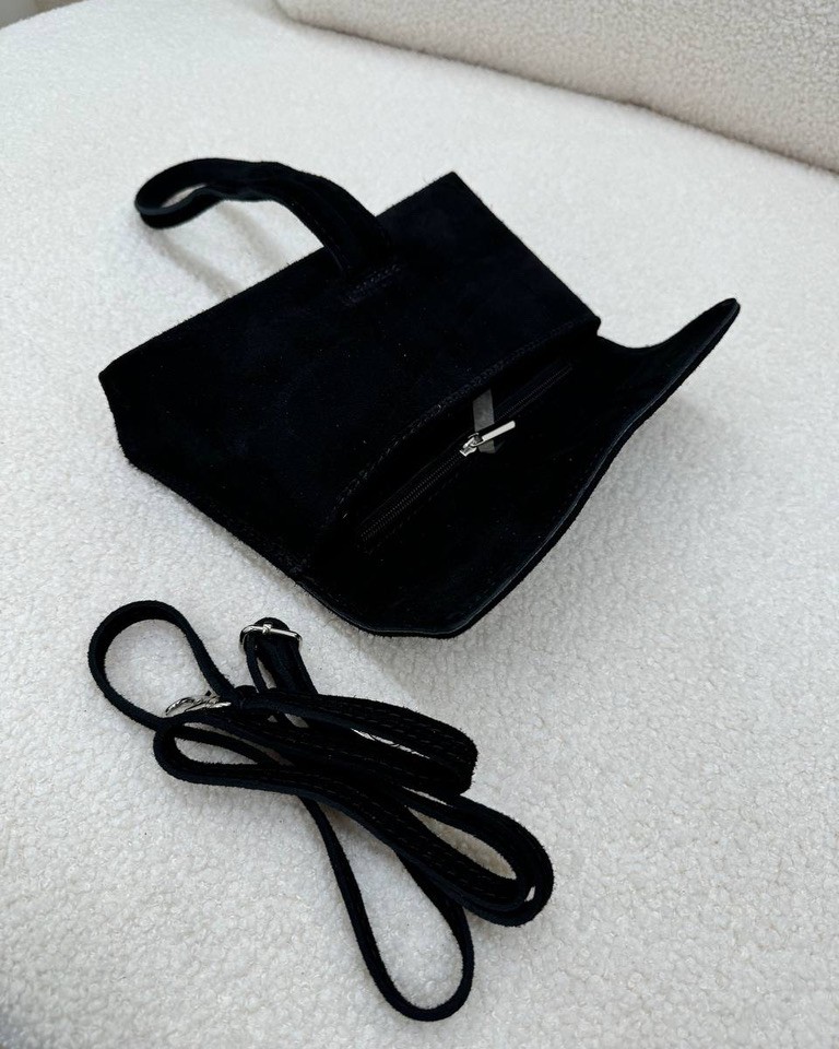 Pochette nera in camoscio con manico intrecciato Shop Online Pochette nera in camoscio con manico intrecciato