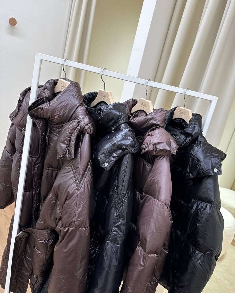 Piumino oversize nero con cappuccio e spacchi HaveOne Shop Online Piumino oversize nero con cappuccio e spacchi HaveOne