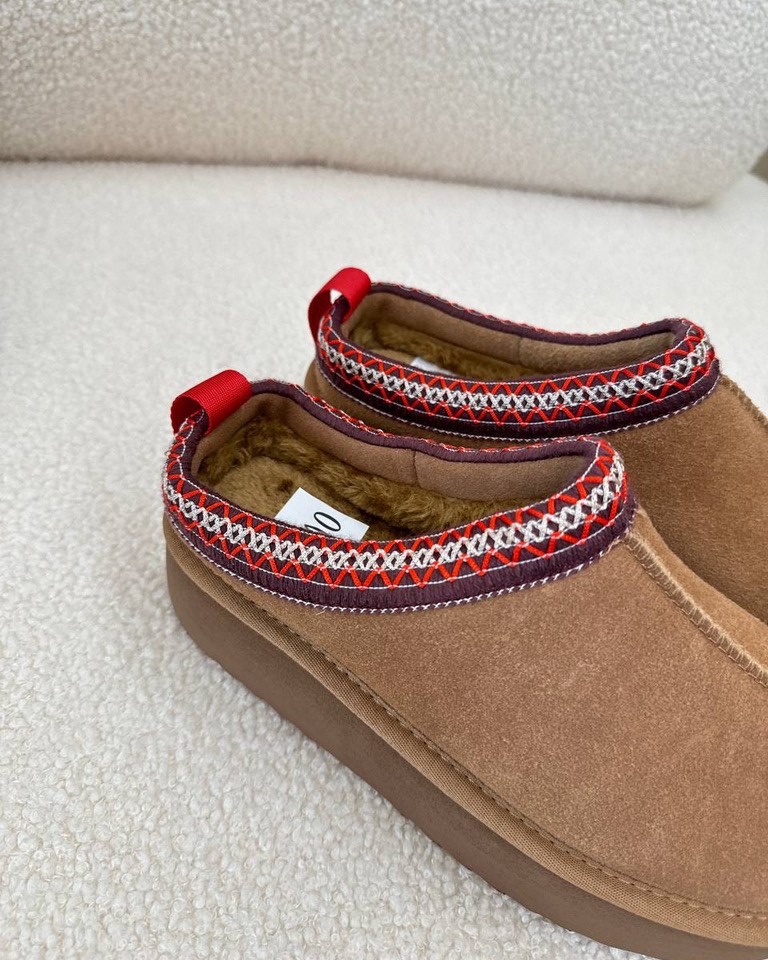 Sabot in suede camel platform bordatura ricamata Ovyè Shop Online Sabot in suede camel platform bordatura ricamata Ovyè