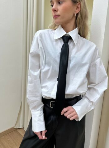 Shop Online Camicia bianca ampia con spacco dietro e cravatta nera Vicolo