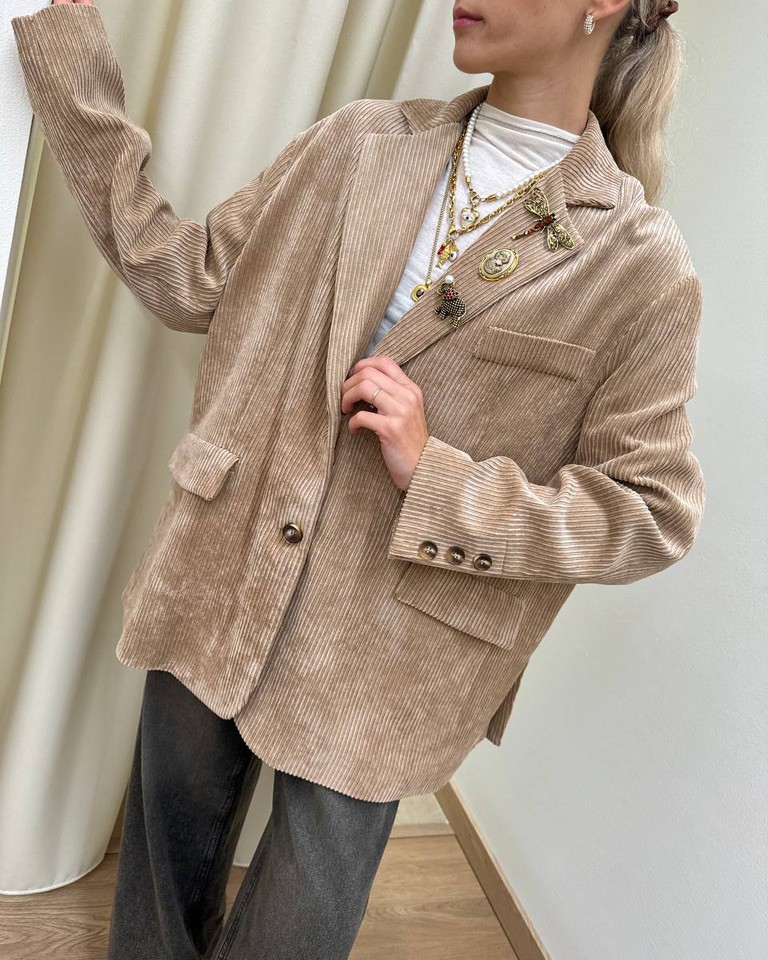 Blazer oversize cammello in velluto con spille HaveOne Shop Online Blazer oversize cammello in velluto con spille HaveOne