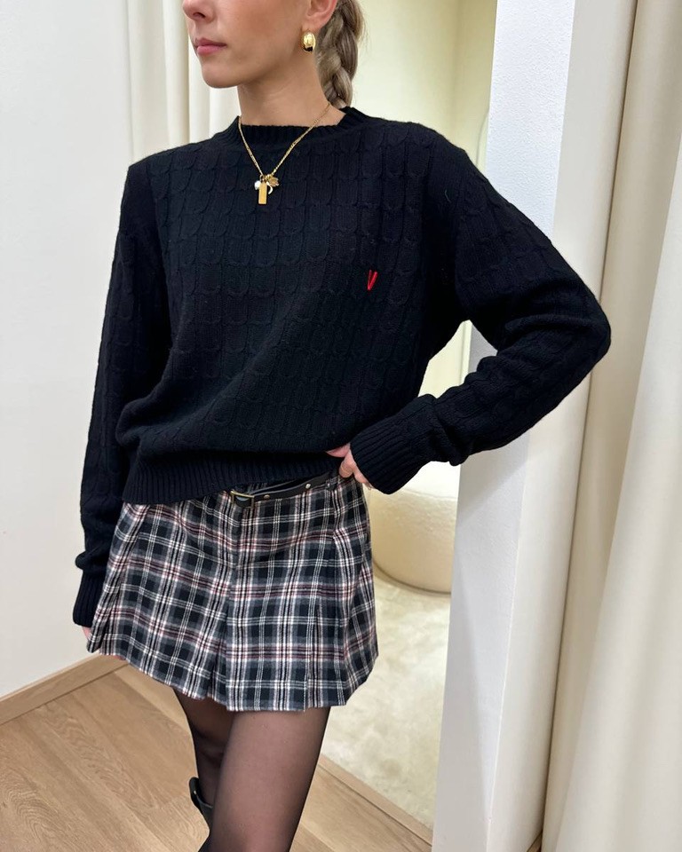 Maglia girocollo trecce nera con ricamo Vicolo Shop Online Maglia girocollo trecce nera con ricamo Vicolo