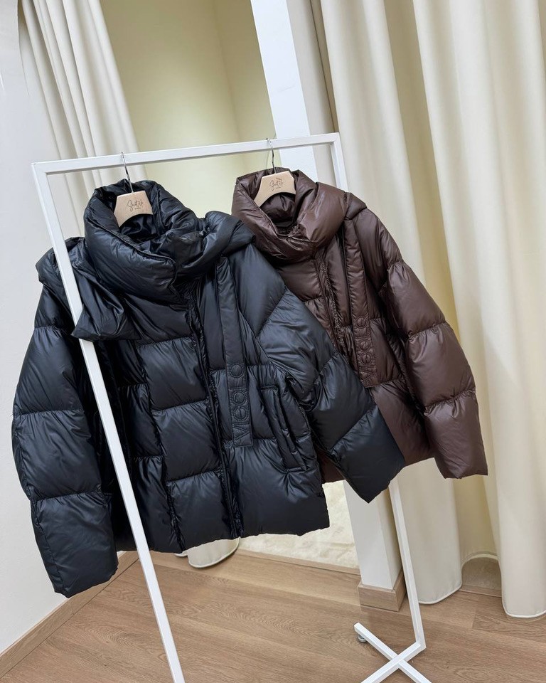 Piumino moro imbottito in vera piuma con cappuccio Vicolo Shop Online Piumino moro imbottito in vera piuma con cappuccio Vicolo