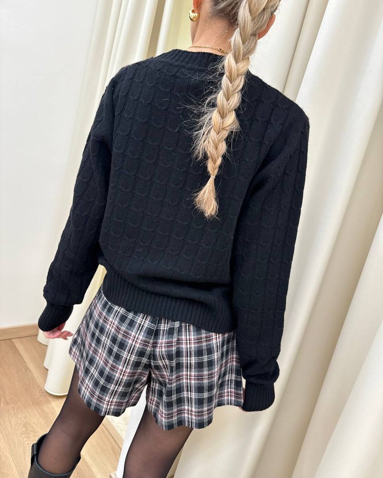 Maglia girocollo trecce nera con ricamo Vicolo Shop Online Maglia girocollo trecce nera con ricamo Vicolo