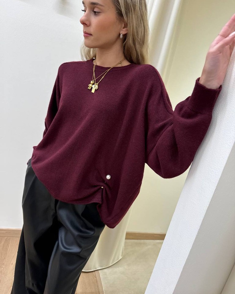 Maglia ampia girocollo bordeaux con perla Vicolo Shop Online Maglia ampia girocollo bordeaux con perla Vicolo