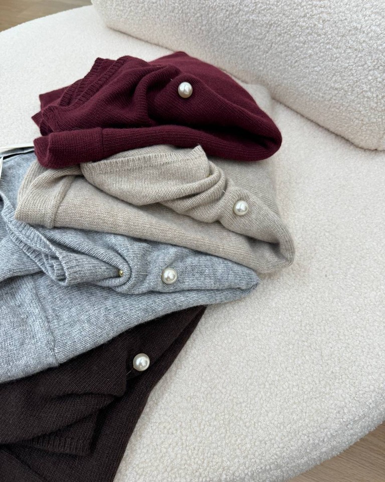 Maglia ampia moro girocollo con perla Vicolo Shop Online Maglia ampia moro girocollo con perla Vicolo