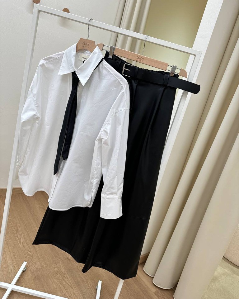 Pantalone nero in ecopelle palazzo con pinces e cintura Vicolo Shop Online Pantalone nero in ecopelle palazzo con pinces e cintura Vicolo