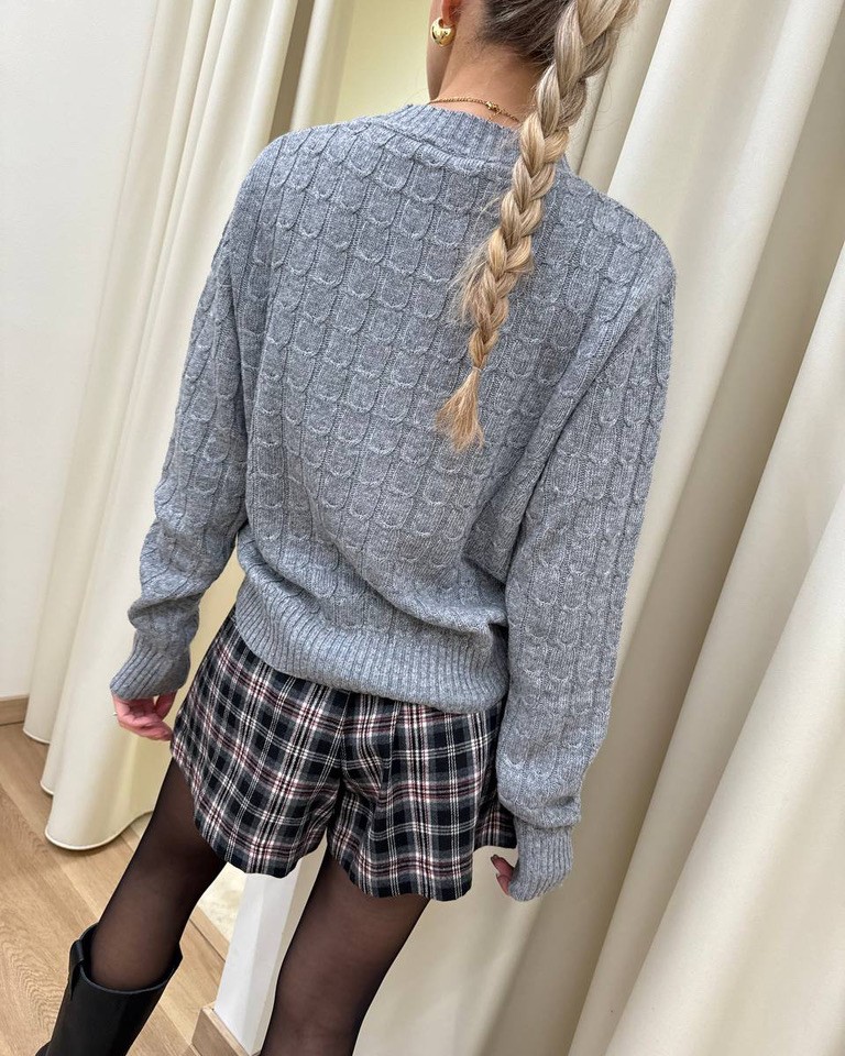 Maglia girocollo trecce grigio con ricamo Vicolo Shop Online Maglia girocollo trecce grigio con ricamo Vicolo