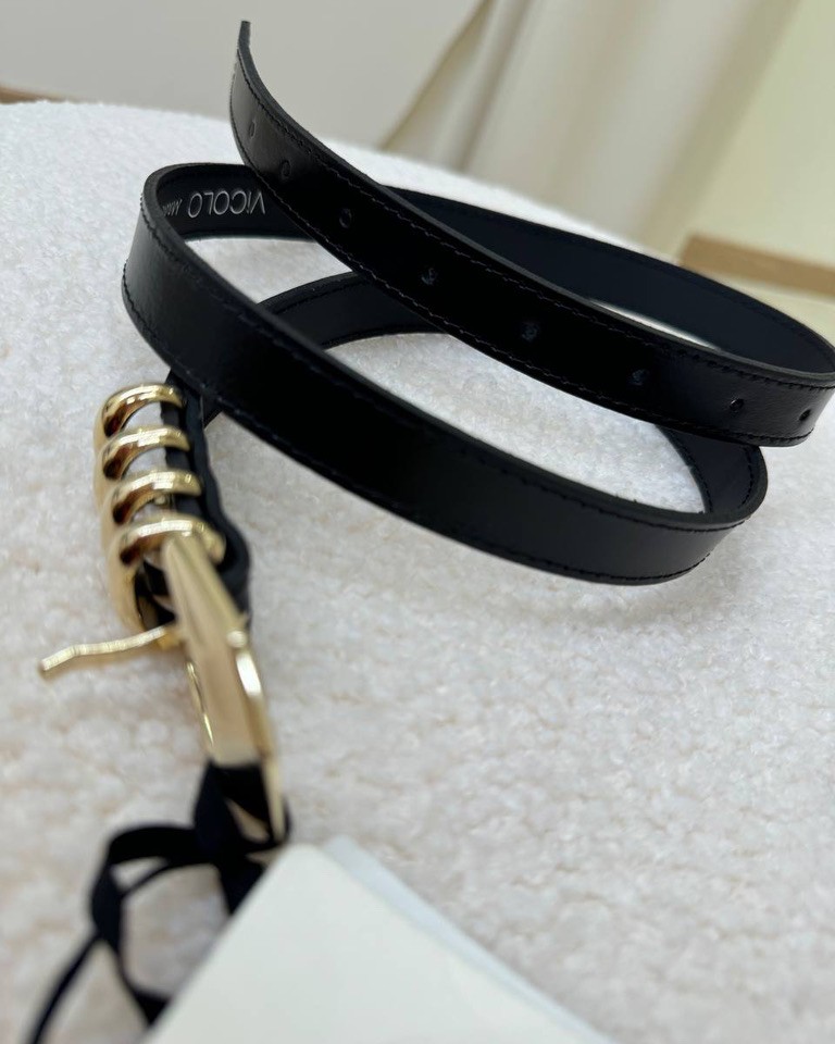 Cintura nera sottile in vera pelle fibbia anelli dorati Vicolo Shop Online Cintura nera sottile in vera pelle fibbia anelli dorati Vicolo