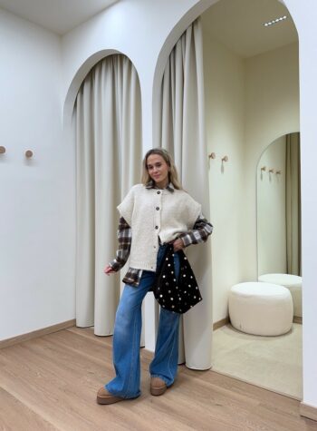 Gilet in maglia e Jeans: look del giorno! Shop Online Gilet in maglia e Jeans: look del giorno!