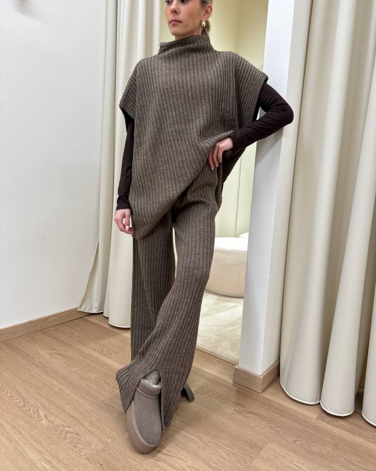 Maglia a coste over smanicata collo a cratere tortora Kontatto Shop Online Maglia a coste over smanicata collo a cratere tortora Kontatto