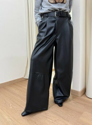Shop Online Pantalone nero in ecopelle palazzo con pinces e cintura Vicolo