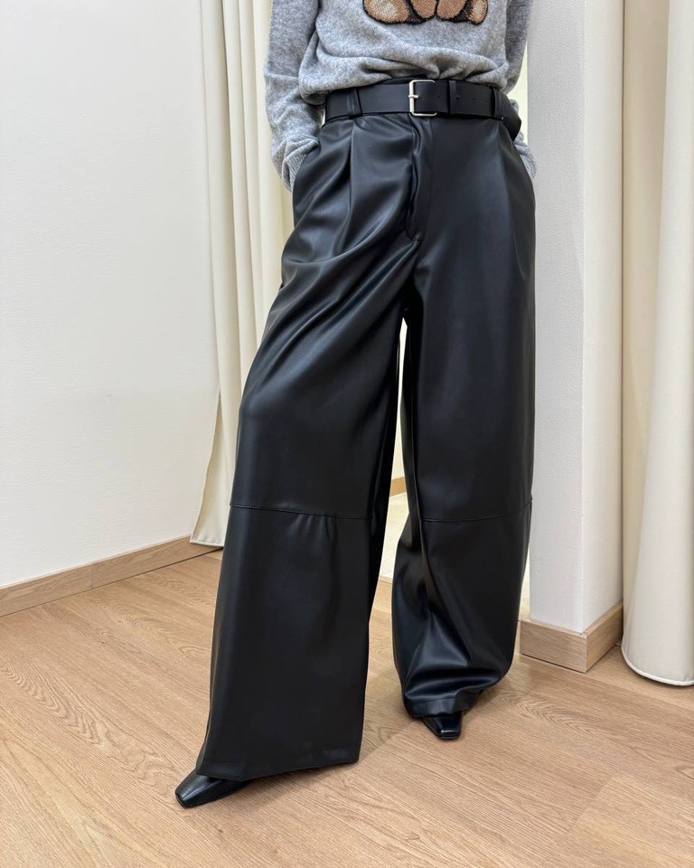 Pantalone nero in ecopelle palazzo con pinces e cintura Vicolo Shop Online Pantalone nero in ecopelle palazzo con pinces e cintura Vicolo