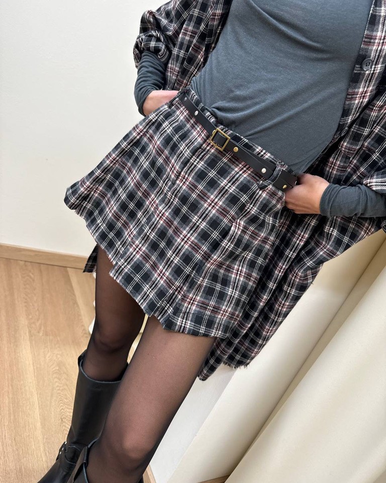 Short check grigio e nero con cintura borchie Vicolo Shop Online Short check grigio e nero con cintura borchie Vicolo