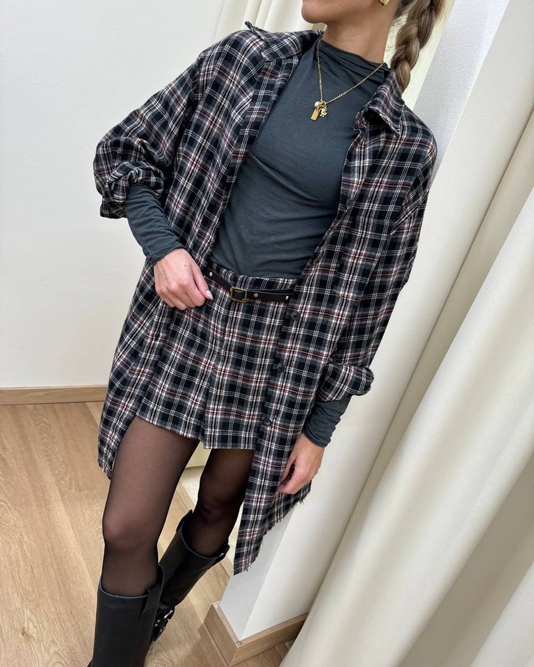 Short check grigio e nero con cintura borchie Vicolo Shop Online Short check grigio e nero con cintura borchie Vicolo