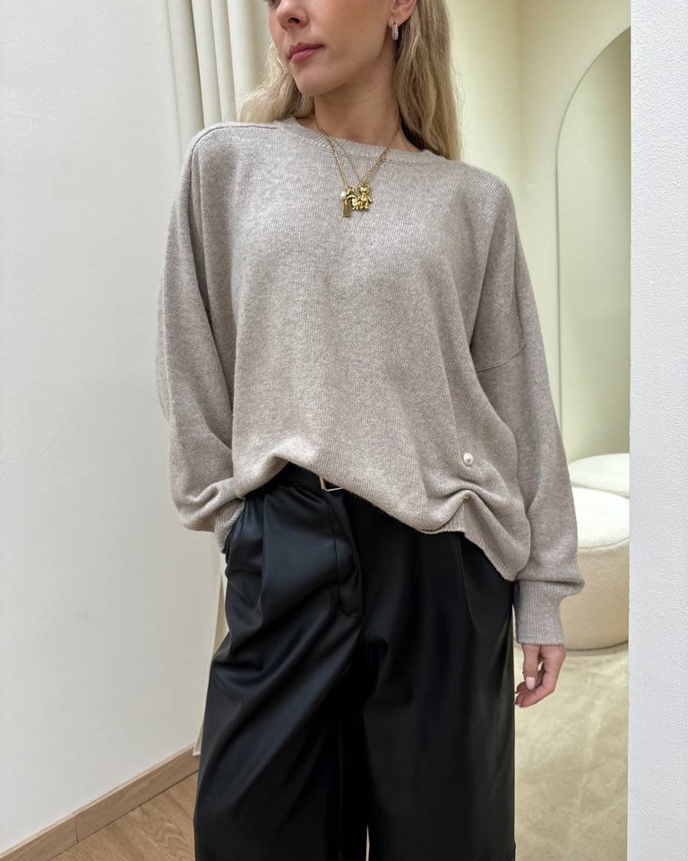 Maglia ampia beige girocollo con perla Vicolo Shop Online Maglia ampia beige girocollo con perla Vicolo