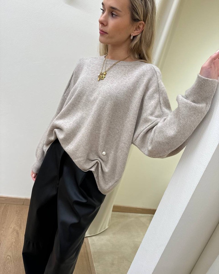 Maglia ampia beige girocollo con perla Vicolo Shop Online Maglia ampia beige girocollo con perla Vicolo