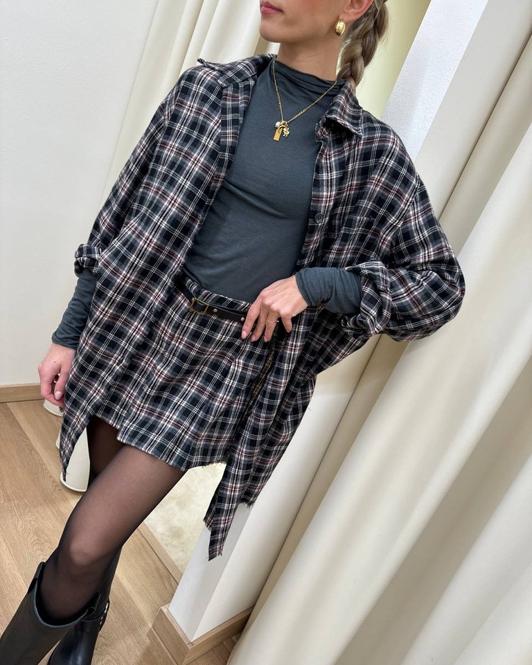 Short check grigio e nero con cintura borchie Vicolo Shop Online Short check grigio e nero con cintura borchie Vicolo