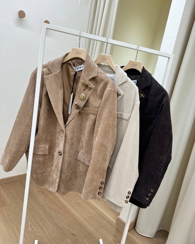 Blazer oversize cammello in velluto con spille HaveOne Shop Online Blazer oversize cammello in velluto con spille HaveOne