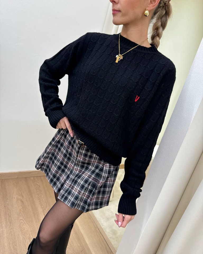 Maglia girocollo trecce nera con ricamo Vicolo Shop Online Maglia girocollo trecce nera con ricamo Vicolo