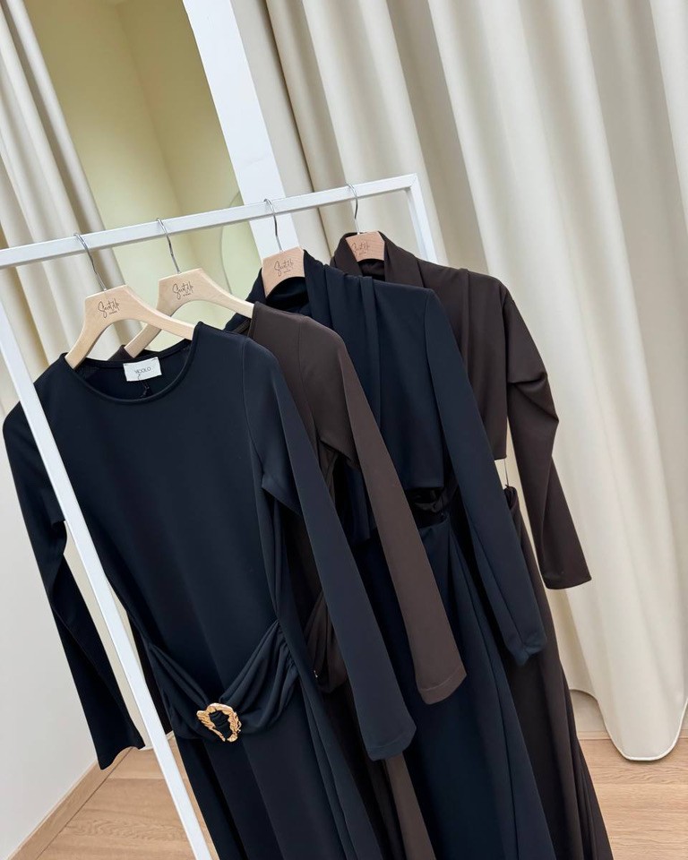 Vestito lungo nero con cintura spilla Vicolo Shop Online Vestito lungo nero con cintura spilla Vicolo