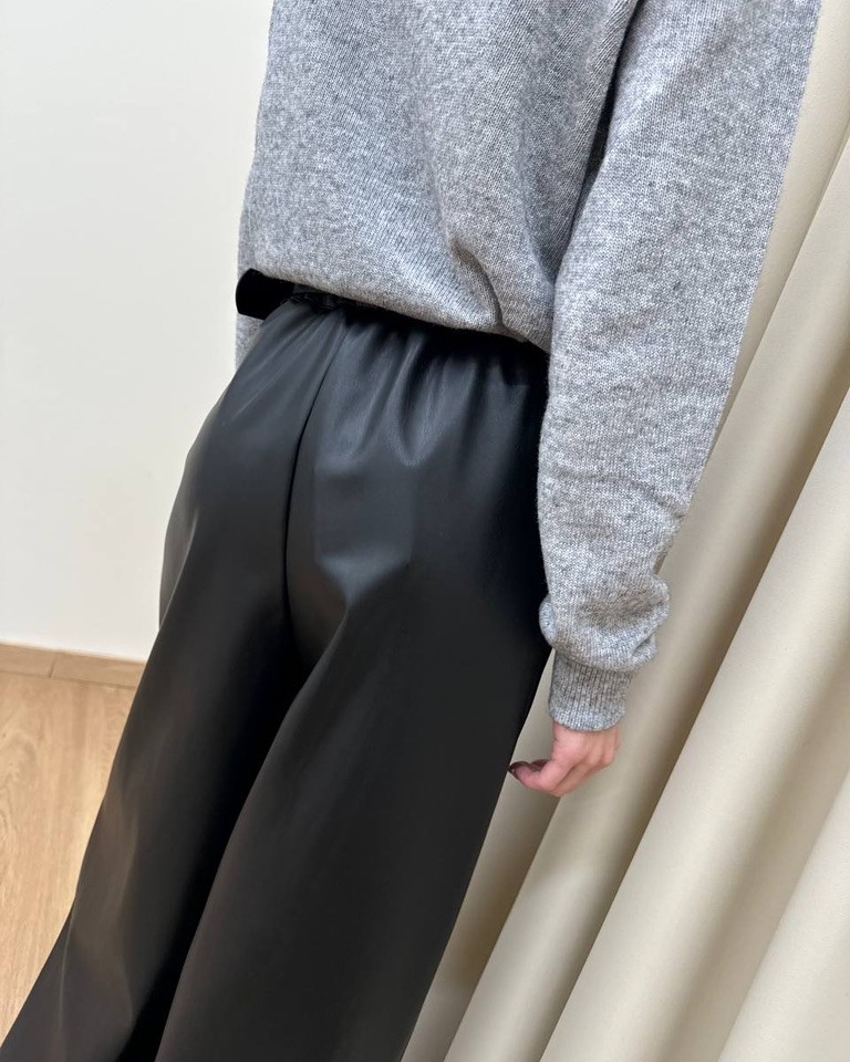 Pantalone nero in ecopelle palazzo con pinces e cintura Vicolo Shop Online Pantalone nero in ecopelle palazzo con pinces e cintura Vicolo