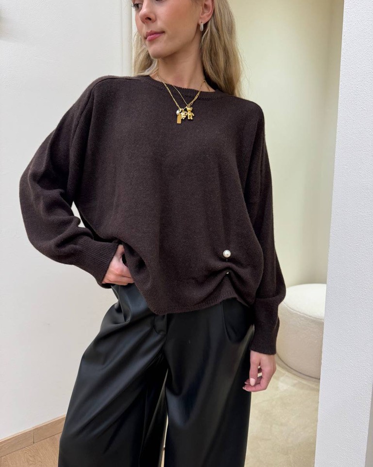 Maglia ampia moro girocollo con perla Vicolo Shop Online Maglia ampia moro girocollo con perla Vicolo