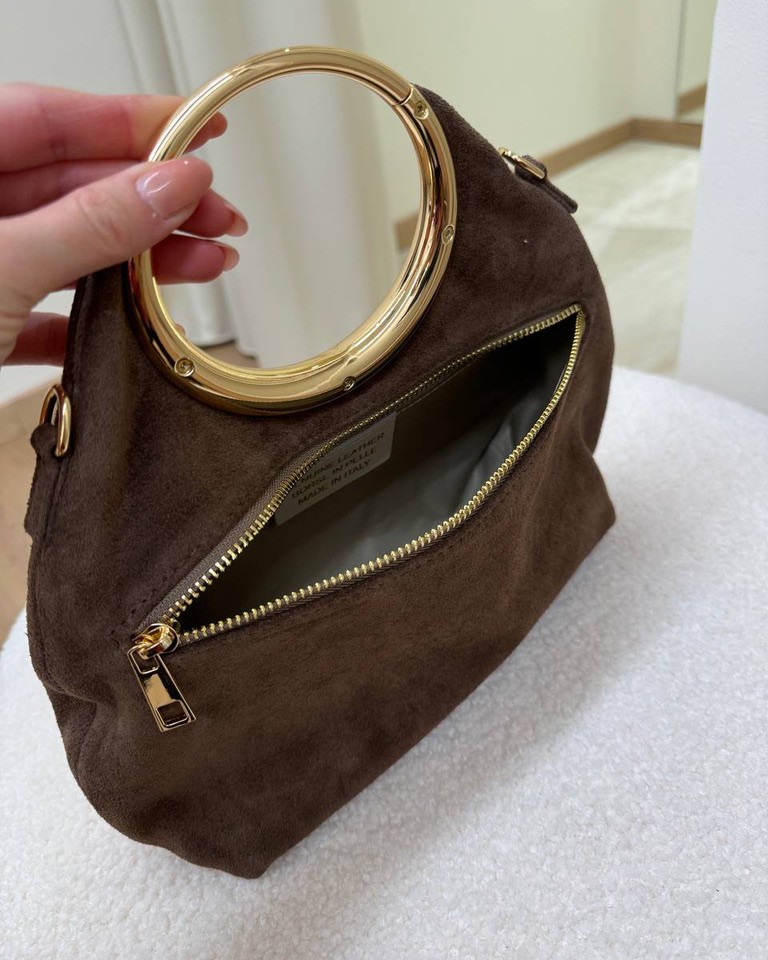 Pochette in camoscio tortora con manico tondo dorato Shop Online Pochette in camoscio tortora con manico tondo dorato