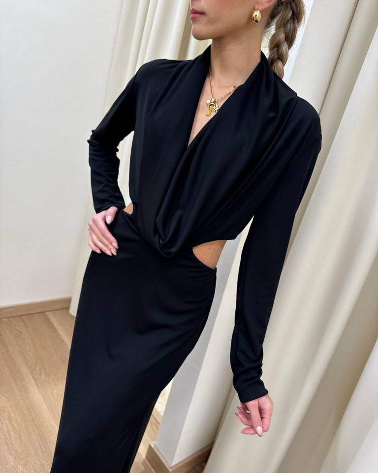 Vestito lungo nero con scollo anello e cut out Vicolo Shop Online Vestito lungo nero con scollo anello e cut out Vicolo