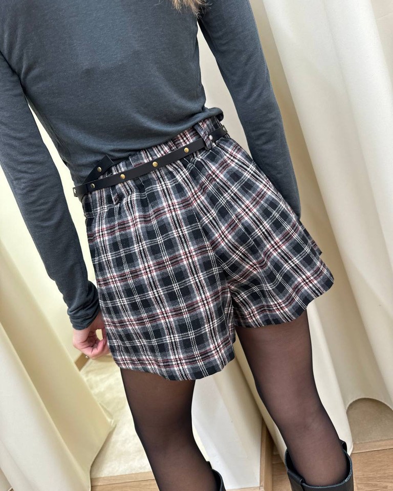 Short check grigio e nero con cintura borchie Vicolo Shop Online Short check grigio e nero con cintura borchie Vicolo