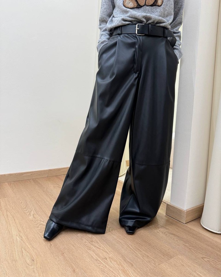 Pantalone nero in ecopelle palazzo con pinces e cintura Vicolo Shop Online Pantalone nero in ecopelle palazzo con pinces e cintura Vicolo