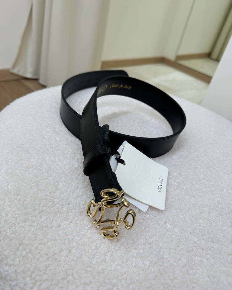 Cintura nera in vera pelle fibbia disegno dorata Vicolo Shop Online Cintura nera in vera pelle fibbia disegno dorata Vicolo