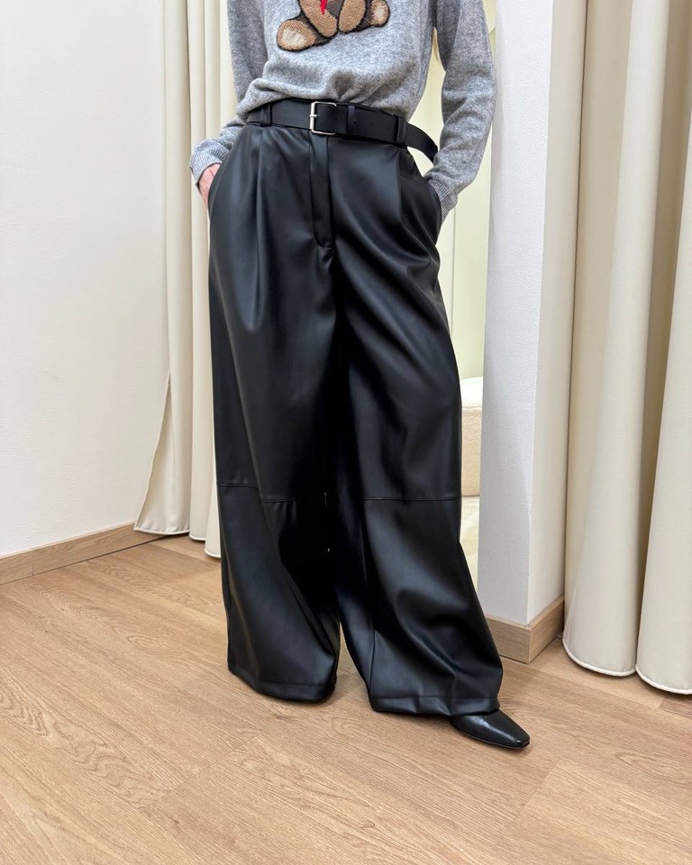 Pantalone nero in ecopelle palazzo con pinces e cintura Vicolo Shop Online Pantalone nero in ecopelle palazzo con pinces e cintura Vicolo