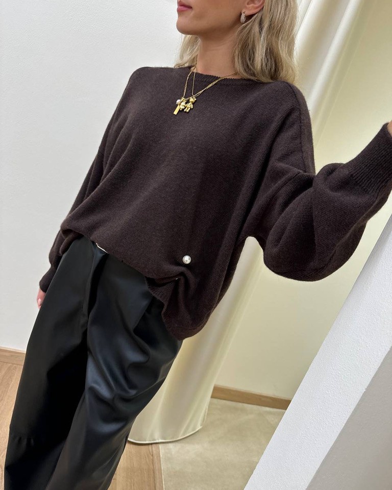 Maglia ampia moro girocollo con perla Vicolo Shop Online Maglia ampia moro girocollo con perla Vicolo