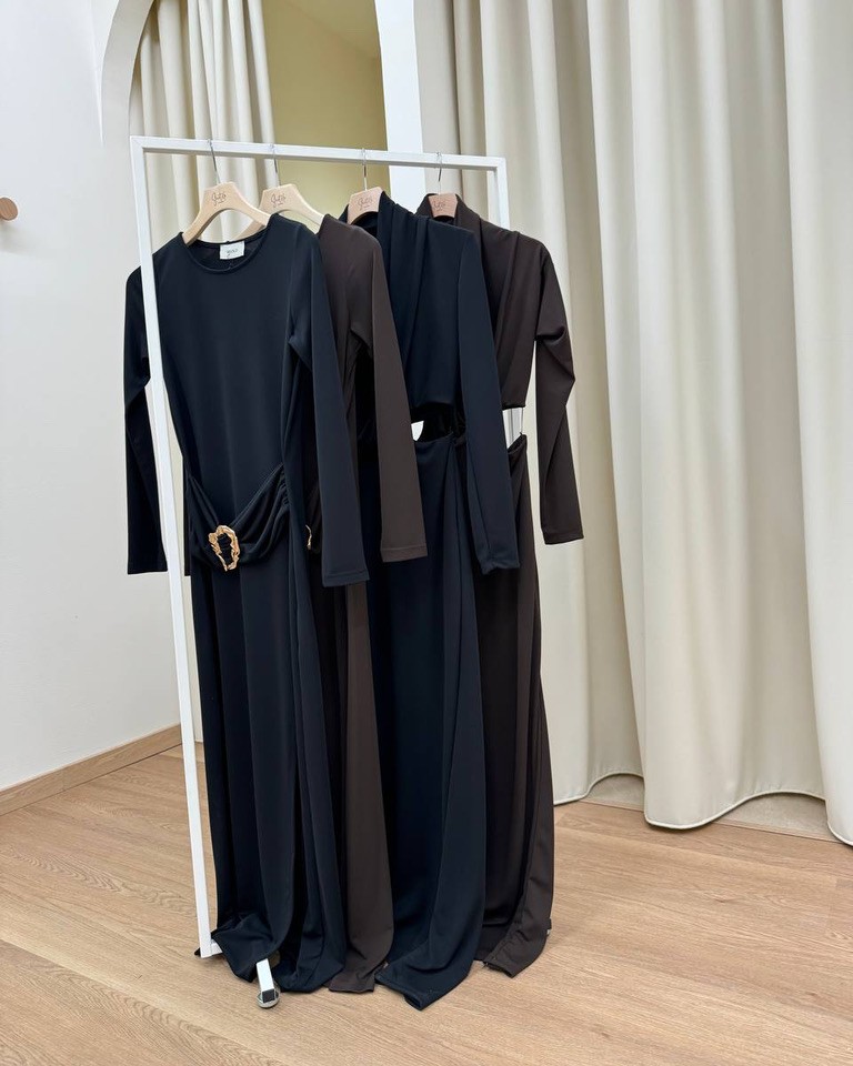 Vestito lungo nero con cintura spilla Vicolo Shop Online Vestito lungo nero con cintura spilla Vicolo