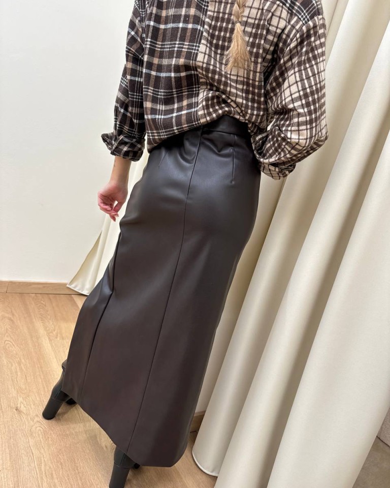 Gonna lunga ecopelle moro con spacco e drappeggio Kontatto Shop Online Gonna lunga ecopelle moro con spacco e drappeggio Kontatto