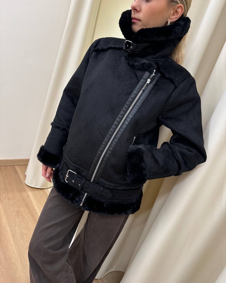 Giubbotto eco montone nero scamosciato con cintura Vicolo Shop Online Giubbotto eco montone nero scamosciato con cintura Vicolo