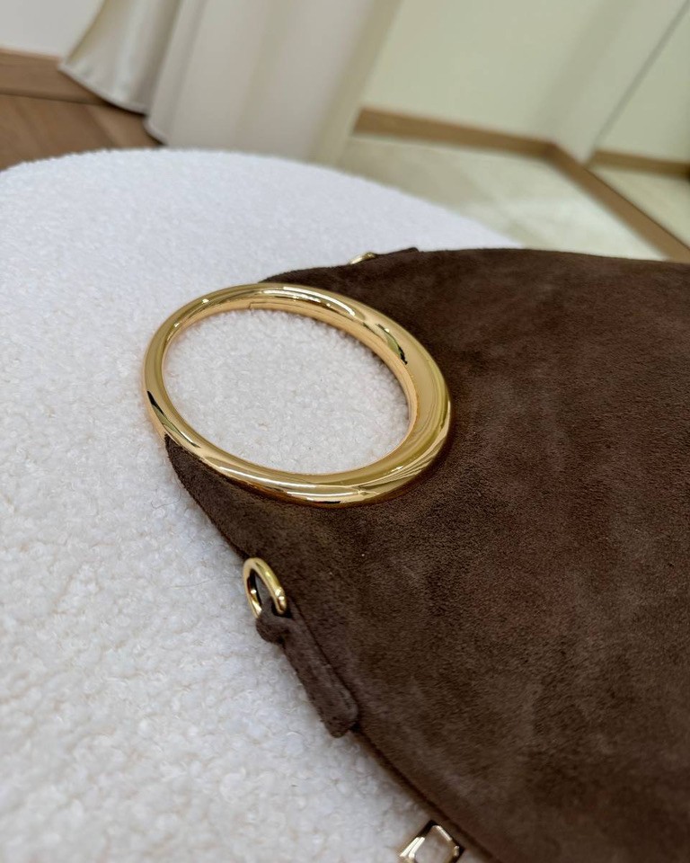 Pochette in camoscio tortora con manico tondo dorato Shop Online Pochette in camoscio tortora con manico tondo dorato