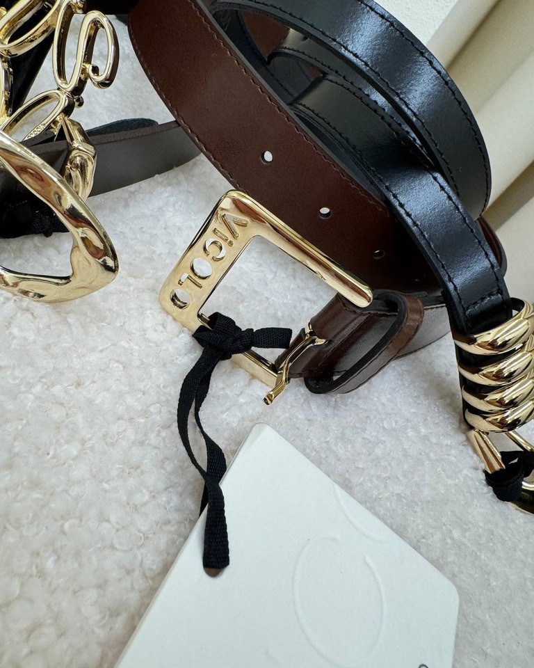 Cintura cioccolato in vera pelle fibbia dorata logo Vicolo Shop Online Cintura cioccolato in vera pelle fibbia dorata logo Vicolo