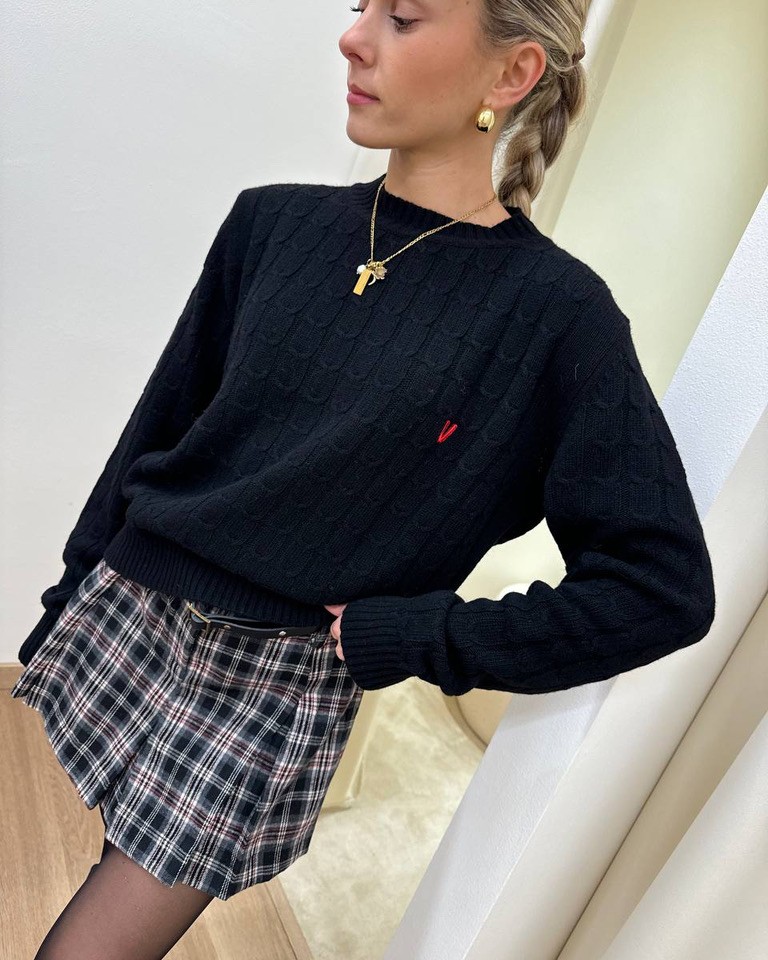 Maglia girocollo trecce nera con ricamo Vicolo Shop Online Maglia girocollo trecce nera con ricamo Vicolo