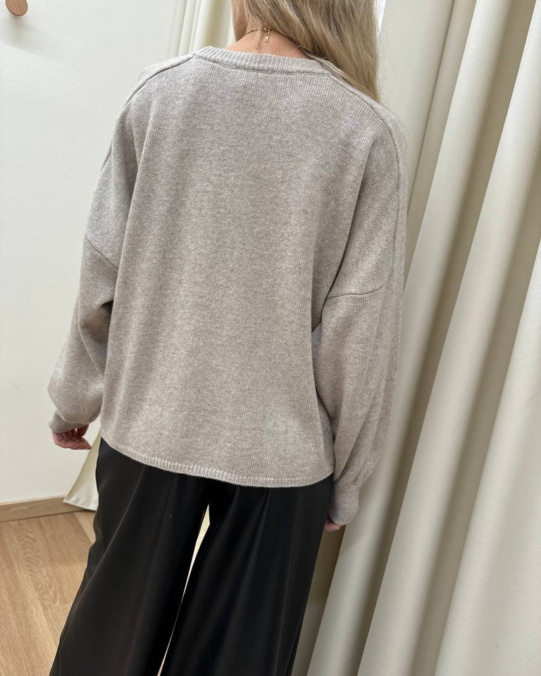 Maglia ampia beige girocollo con perla Vicolo Shop Online Maglia ampia beige girocollo con perla Vicolo