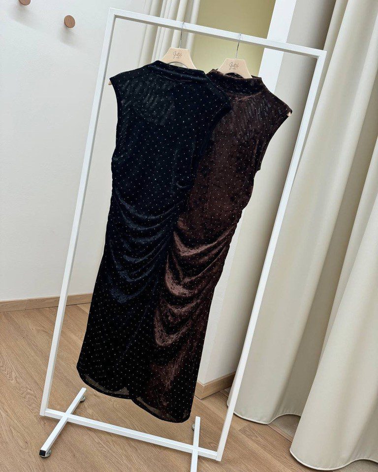 Abito midi in velluto nero e strass con drappeggio Kontatto Shop Online Abito midi in velluto nero e strass con drappeggio Kontatto