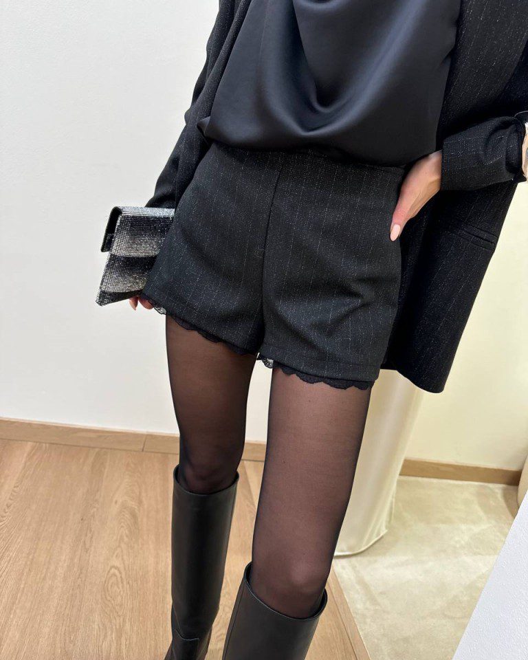 Shorts nero con lurex argento e dettaglio pizzo Kontatto Shop Online Shorts nero con lurex argento e dettaglio pizzo Kontatto
