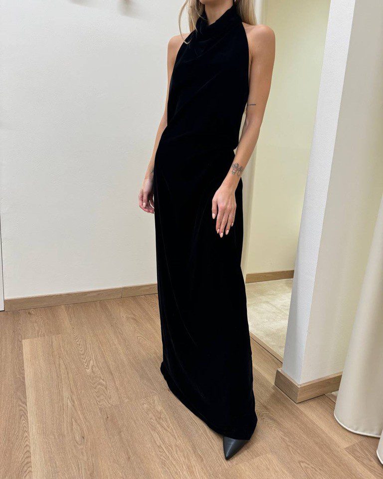 Abito lungo con scollo all'americana in velluto nero Vicolo Shop Online Abito lungo con scollo all'americana in velluto nero Vicolo