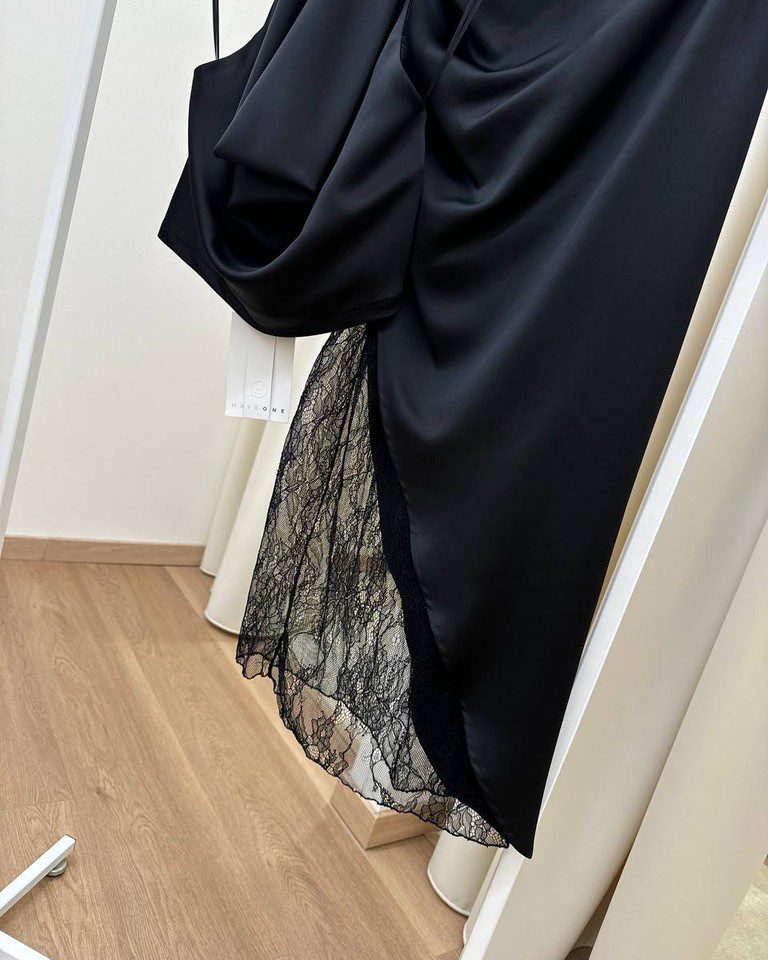 Top in raso nero scollo a gronda con pizzo HaveOne Shop Online Top in raso nero scollo a gronda con pizzo HaveOne