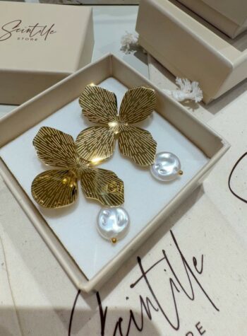 Shop Online Orecchini a fiore con perla dorati