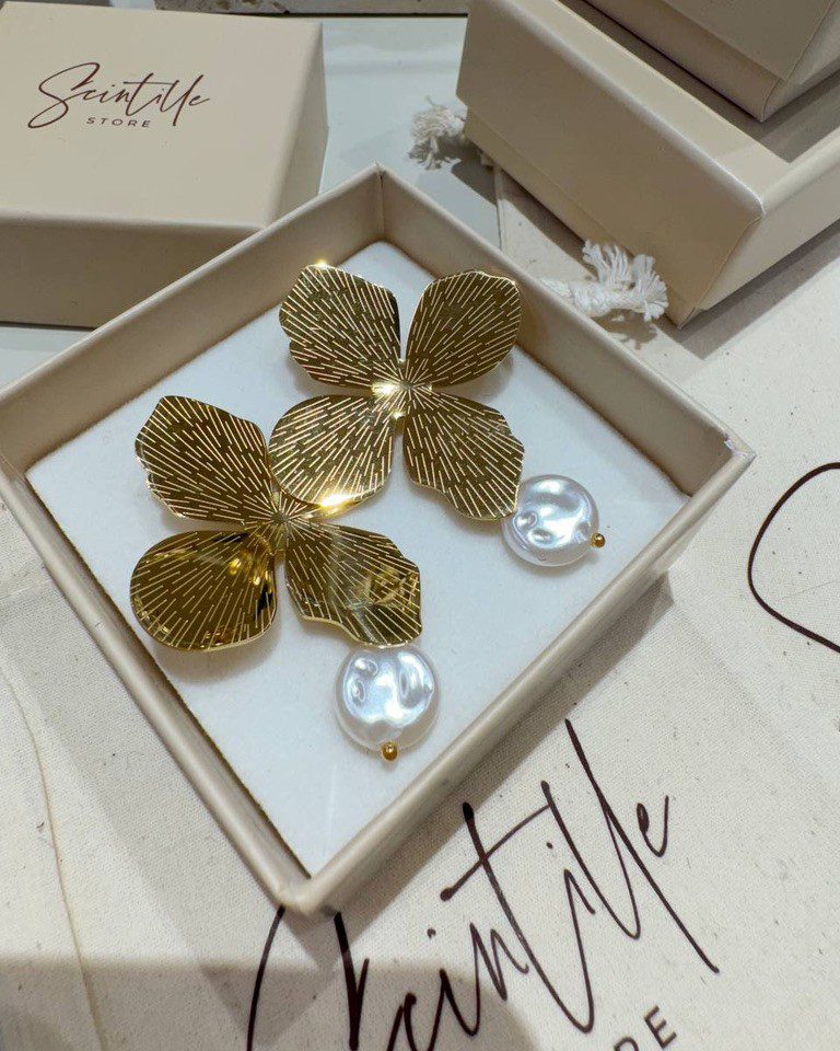 Orecchini a fiore con perla dorati Shop Online Orecchini a fiore con perla dorati