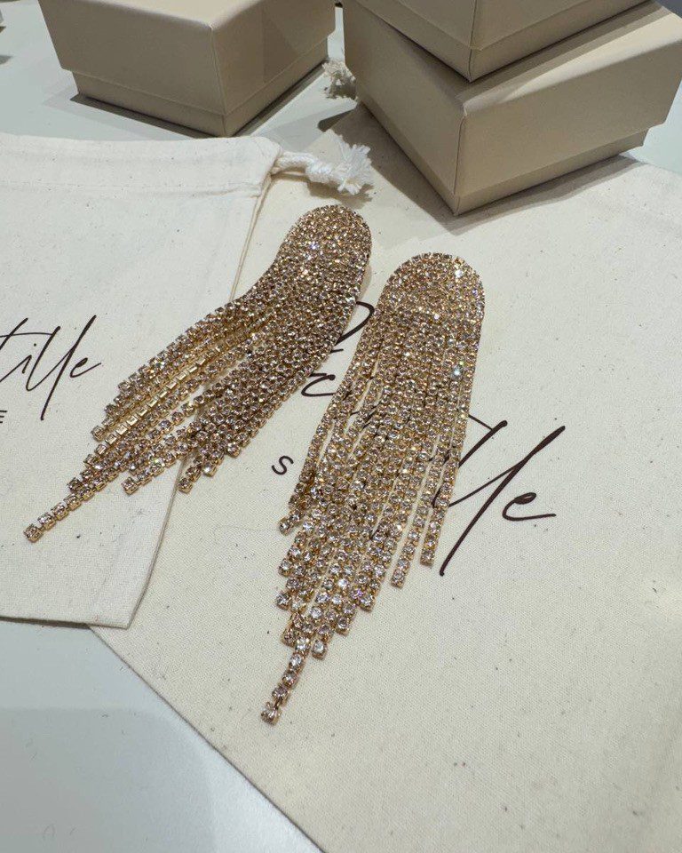 Orecchini pendenti con cascata di strass dorati Shop Online Orecchini pendenti con cascata di strass dorati