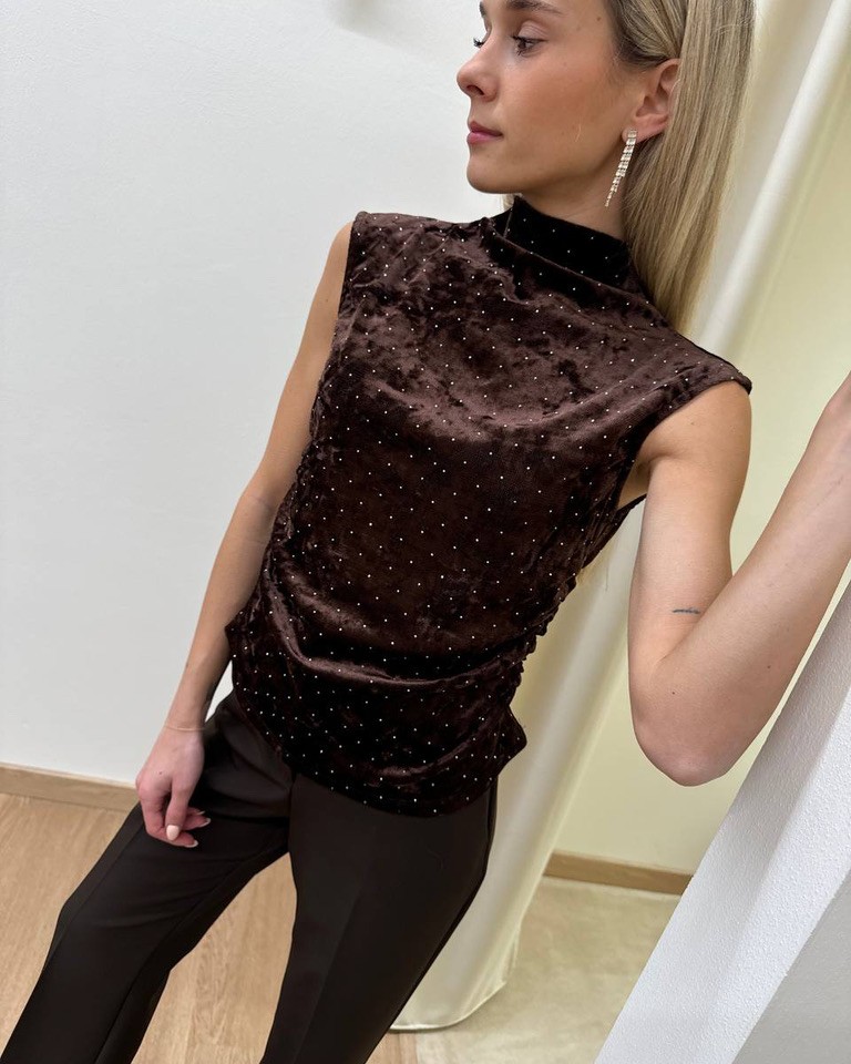 Top in velluto moro con strass collo vulcano Kontatto Shop Online Top in velluto moro con strass collo vulcano Kontatto