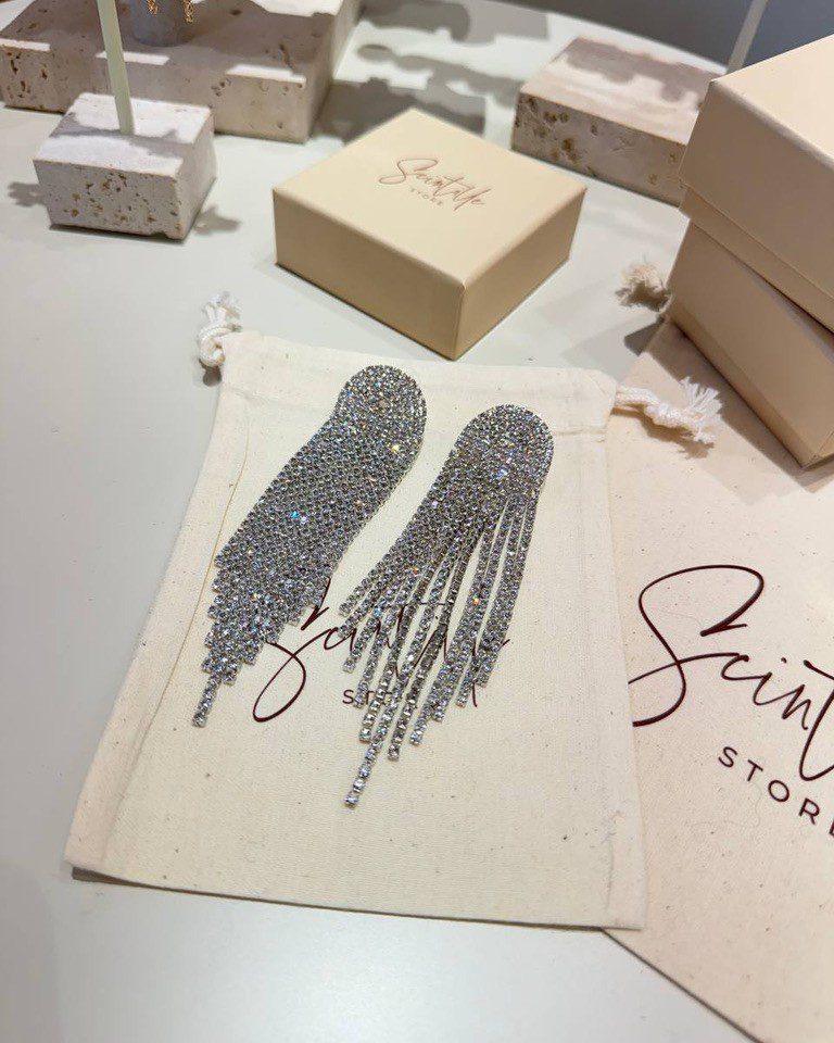 Orecchini pendenti con cascata di strass argentati Shop Online Orecchini pendenti con cascata di strass argentati